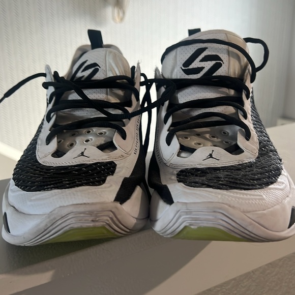 Jordan Luca 1 white/black basketball shoes - Picture 3 of 9